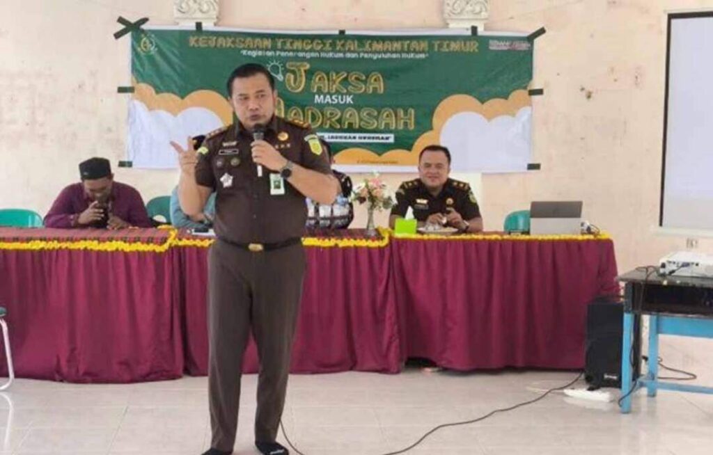 Toni Yuswanto - kasi Penkum Kejati kaltim saat menyampaikan materi pemahaman hukum pada santri di Madrasah Aliyah MIC Samarinda