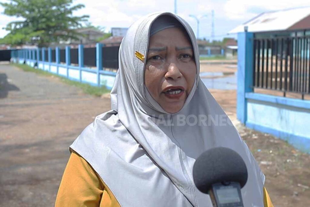Pedagang di Pasar Rangga Sentap Irmawati saat diwawancarai - Agus Jb