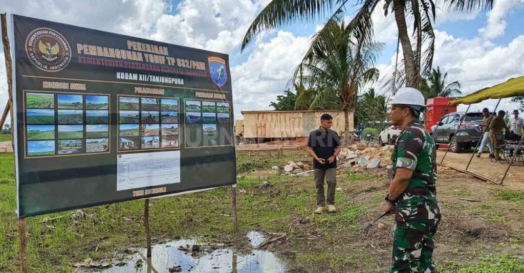 Brigjen TNI Purnomosidi saat melihat gambar pekerjaan pembangunan Yonif TP 832/PA