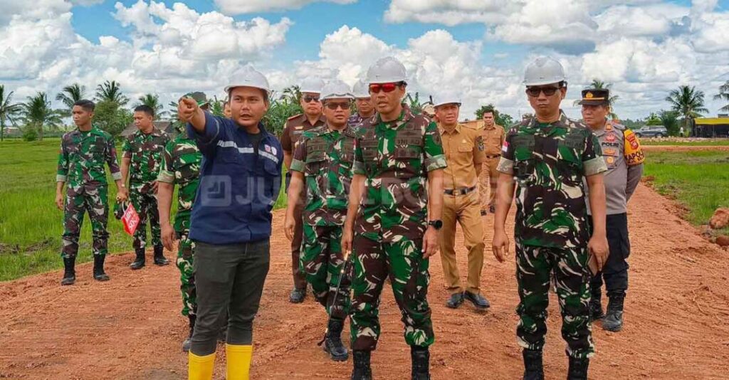 PT. Putra Laksana, Gian Tri saat menjelaskan progres pembangunan kepada Danrem 121/Abw - Agus JB