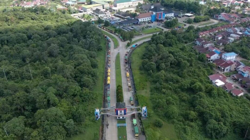 Ratusan massa dari Organda Kalbar menggelar aksi terkait ODOL dan BBM Subsidi, di Terminal ALBN Ambawang, Jalan Mayor Alianyang, Kubu Raya, Kalbar, Kamis (26/6/2025).