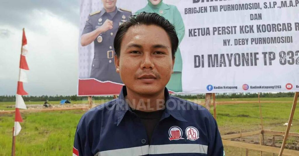 Pelaksana Pembangunan Yonif TP 832/PA, yakni PT. Putra Laksana, Gian Tri saat diwawancarai - Agus JB