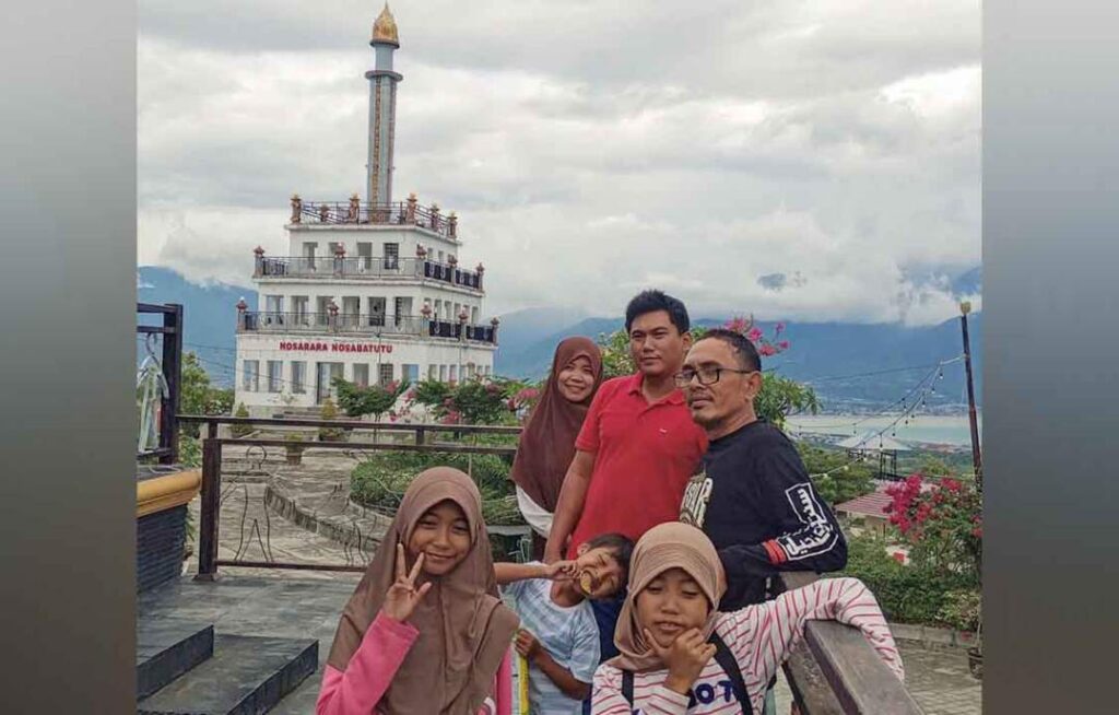 Menara Nosarara Nosabatutu tampak dari depan Gong Perdamaian Nusantara.