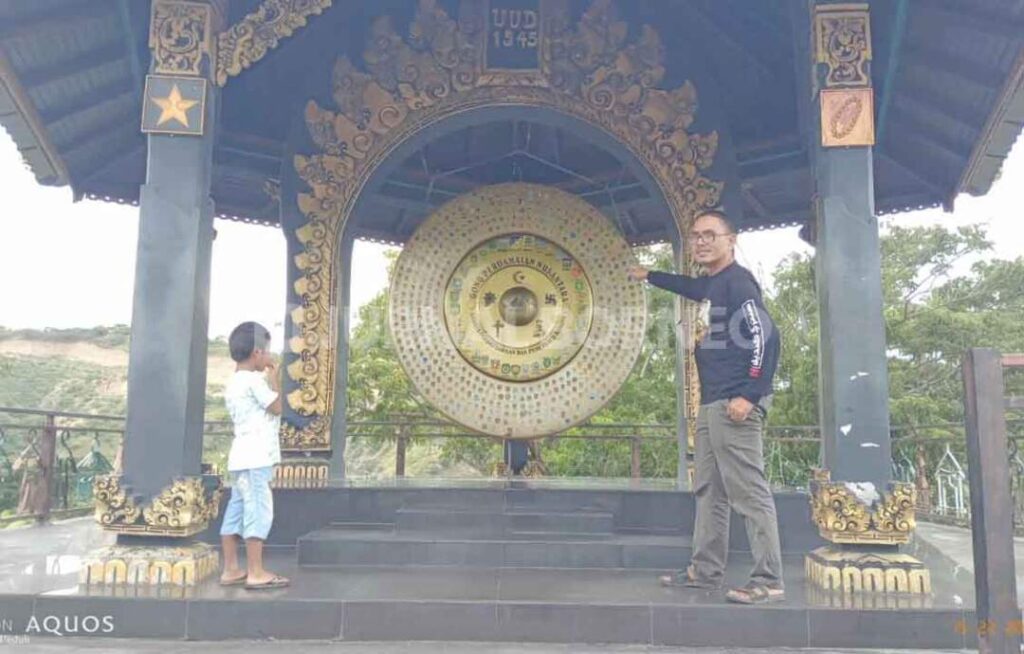 Gong Perdamaian Nusantara yang terletak di Kelurahan Tondo, Kecamatan Mantikulore, Kota Palu, Sulawesi Tengah.