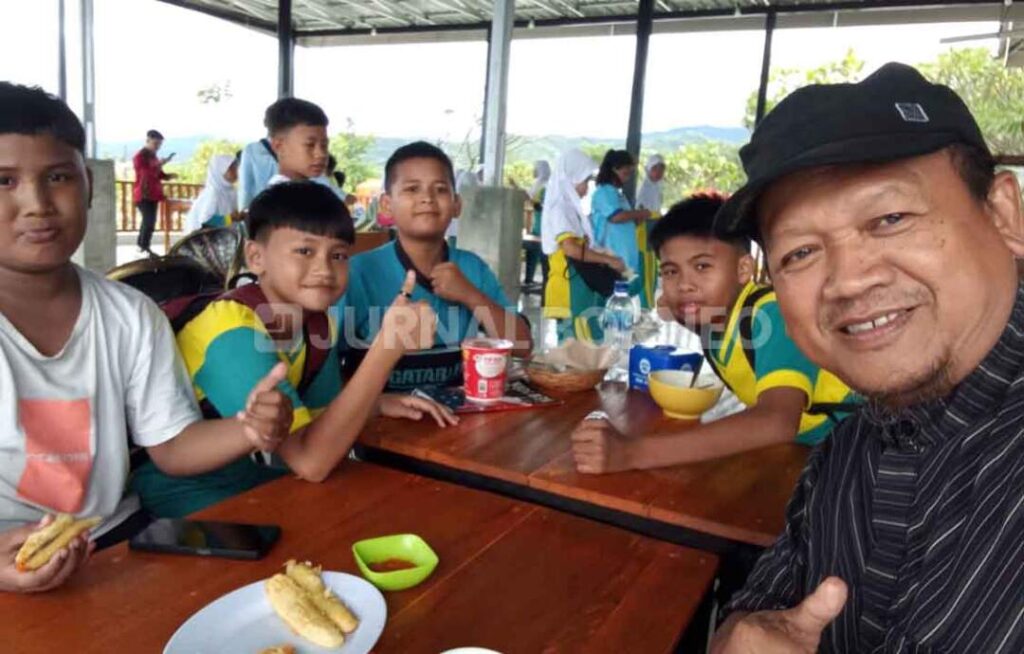 Bersama siswa SDN 25 Palu di kantin Nosarara area wisata Tugu Gong Perdamaian Kota Palu.
