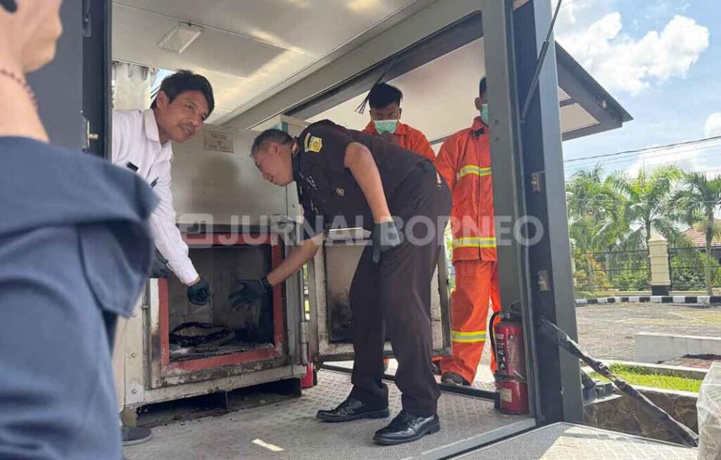 Proses pemusnahan barang bukti narkoba menggunakan incenerator di Kejari Kutai Kartanegara, Selasa (10/6/2025). (Foto: Titah - Jurnalborneo)