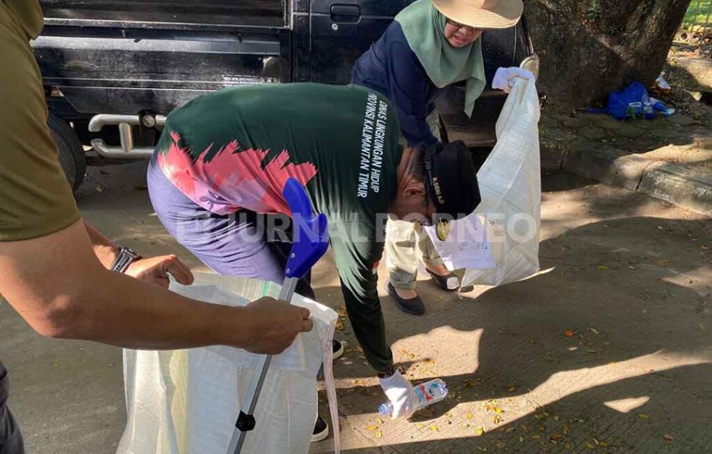 Wagub Kaltim, Seno Aji saat memungut sampah plastik di sekitar lingkungan islamic center. (Foto: Titah - Jurnalborneo)