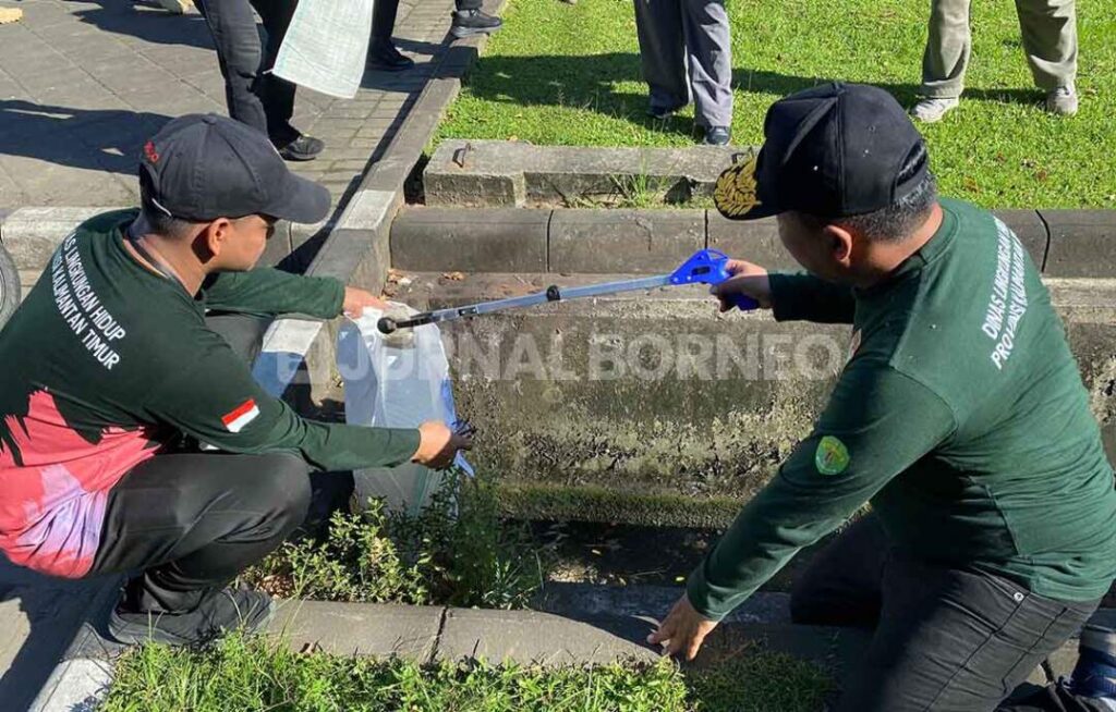 Para peserta dari unsur Aparatur Sipil Negara (ASN), mahasiswa, komunitas lingkungan dan relawan yang memungut sampah di sekitar islamic center. (Foto: Titah - Jurnalborneo)