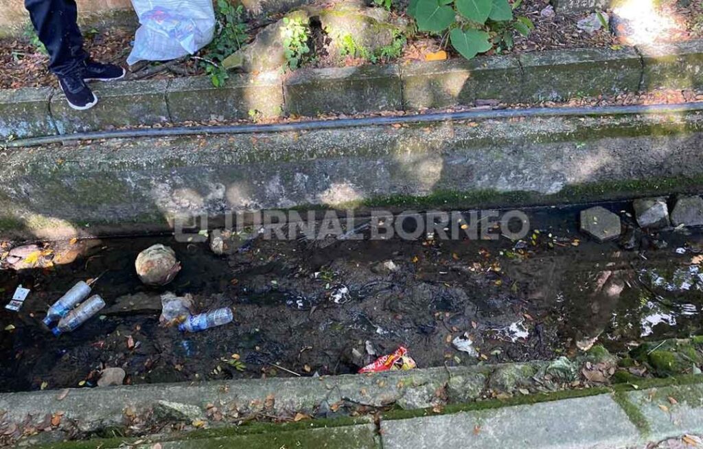 Penampakan selokan di sekitar islamic center yang penuh dengan botol plastik. (Foto: Titah - Jurnalborneo)