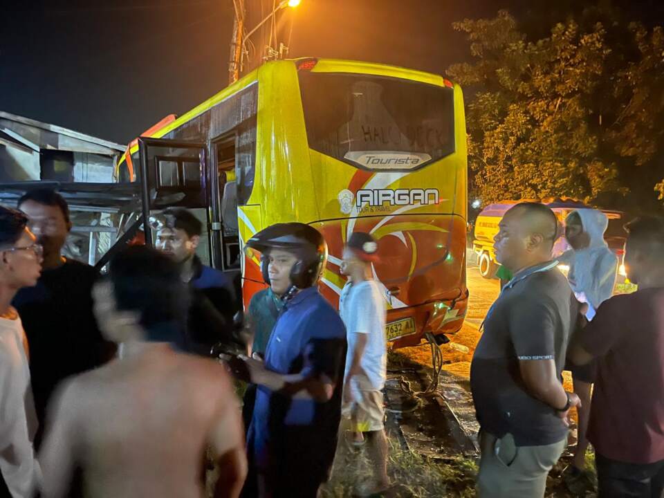 Bus dengan nomor polisi KH 7632 yang mengalami kecelakaan