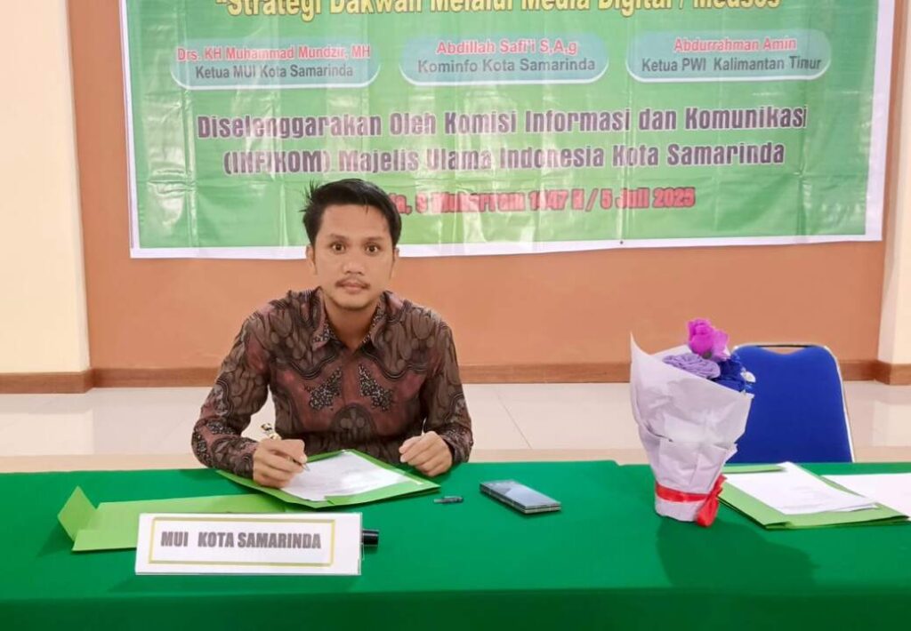 Abdurrahman Amin - Ketua PWI Kaltim menyampaikan materi menulis berita digital