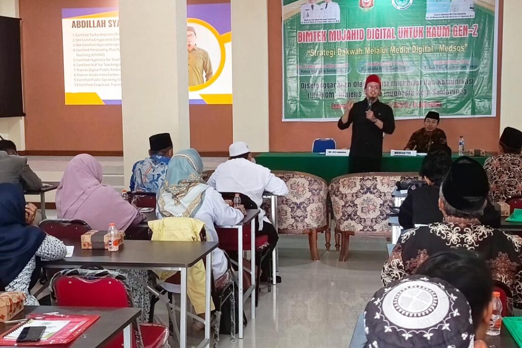 Abdillah Syafi'i - Diskominfo Samarinda menyampaikan materi Membuat Konten Islam Wasathiyah.