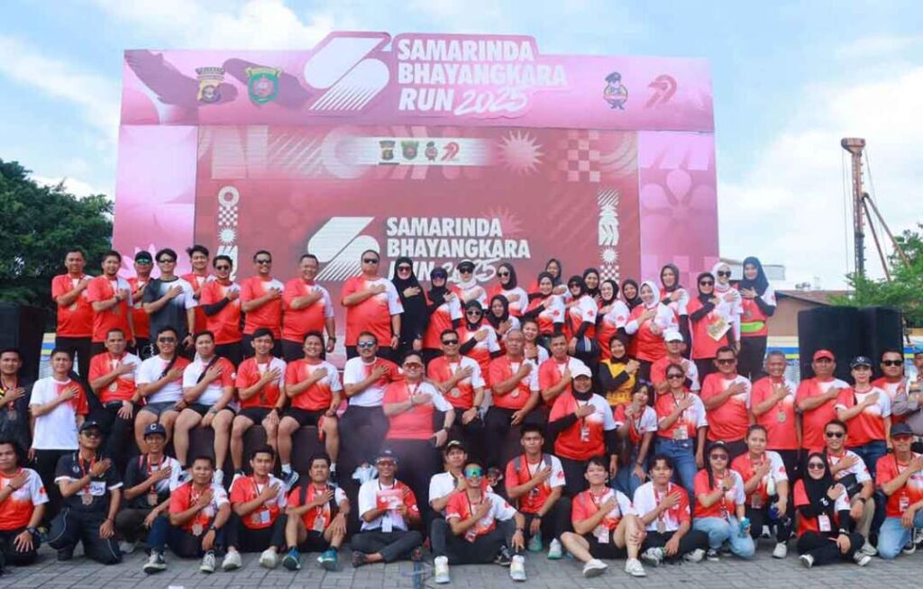 Foto bersama pada kegiatan Samarinda Bhayangkara Run 2025 (Polresta Samarinda)
