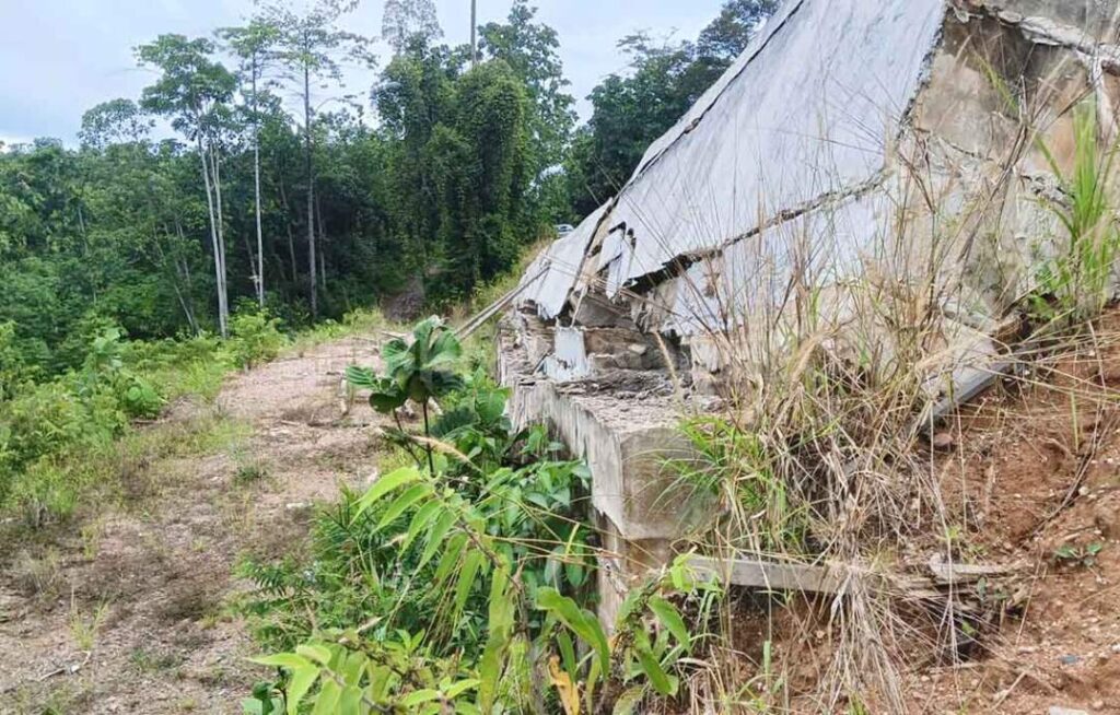 Kondisi dinding penahan longsor proyek jalan Kelay–Labanan yang amblas dan patah.