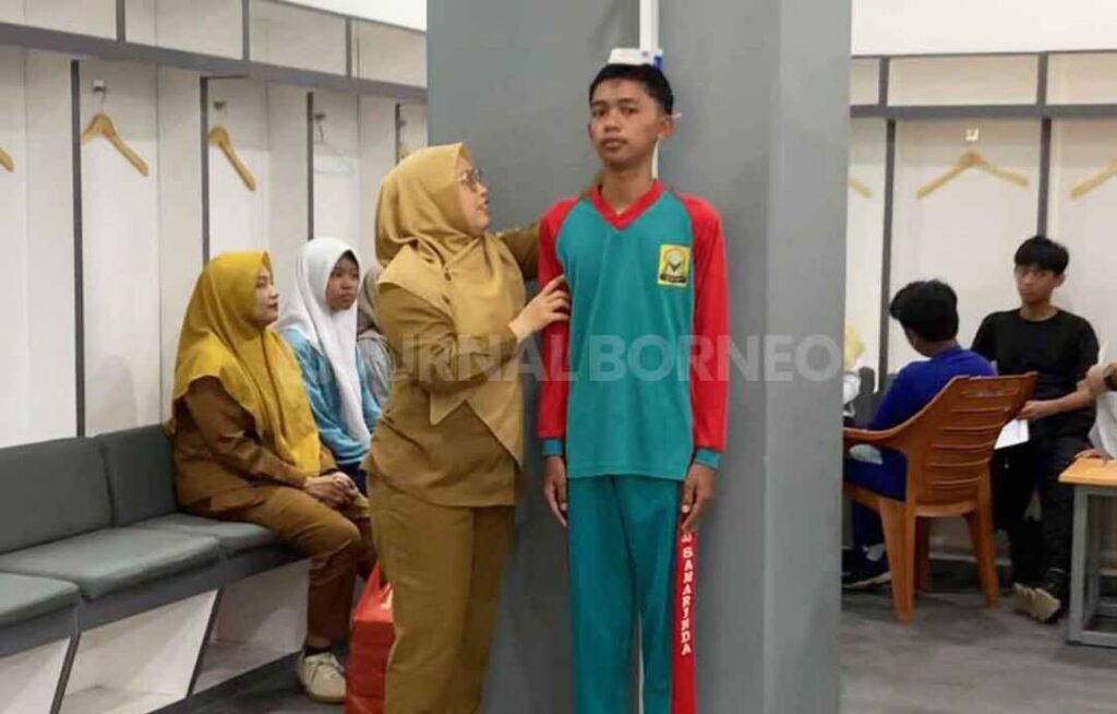 Tes pemeriksaan Kesehatan kepaca calon siswa sekolah rakyat. Foto:AN/Jurnalborneo