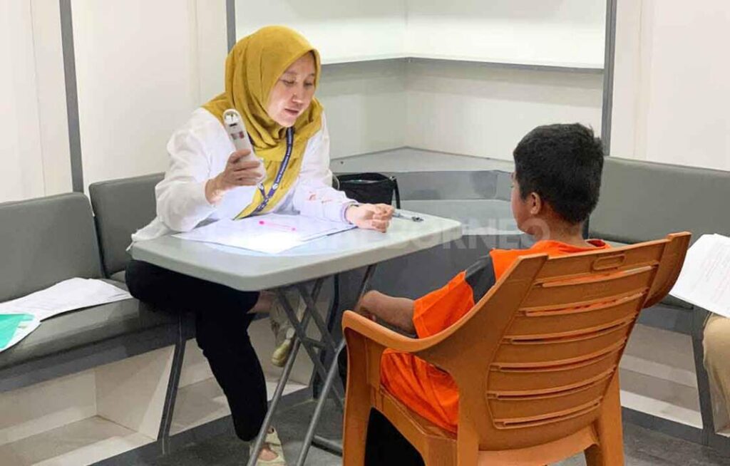 Tes pemeriksaan Kesehatan kepada calon siswa sekolah rakyat. Foto:AN/Jurnalborneo