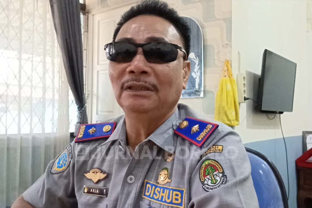 Kepala Dinas Perhubungan Ketapang, Akia saat diwawancarai - Agus JB