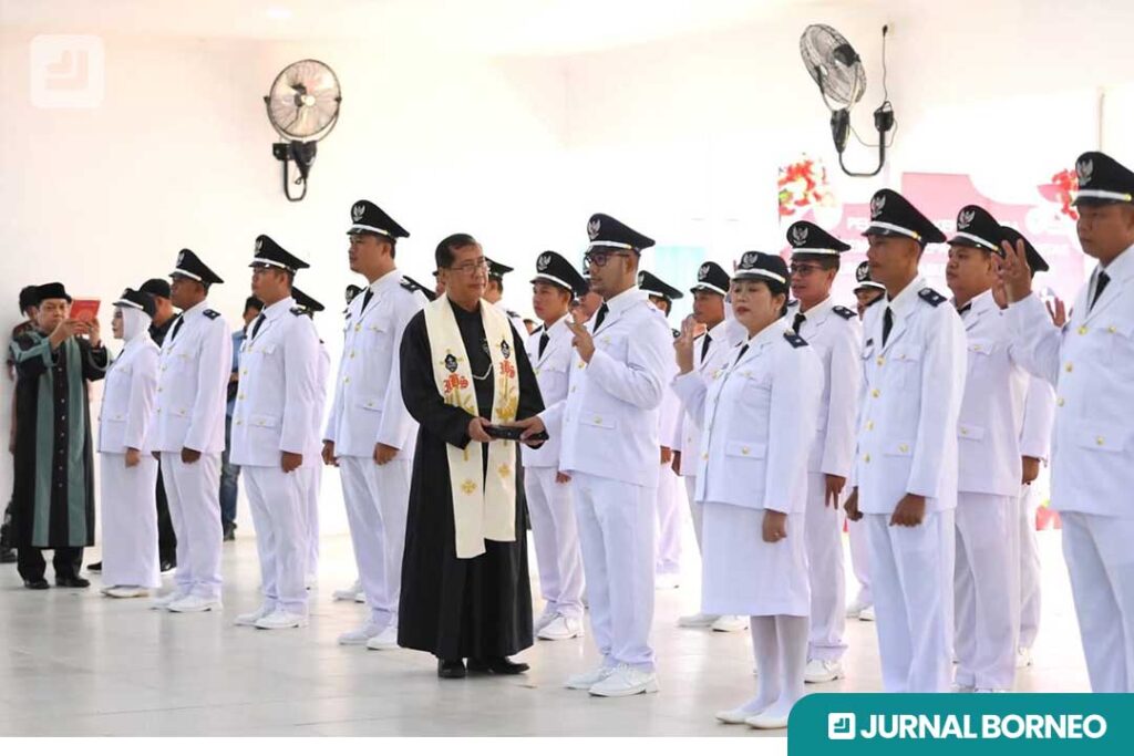 Kades saat menjalani sumpah jabatan - Agus Jb