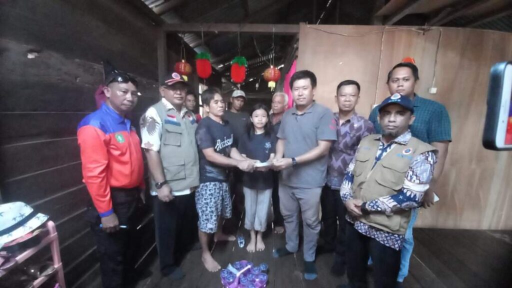 Perwakilan pihak BPBD Kalbar bertemu dengan korban yang rumahnya rusak akibat hempasan angin water bombing di Desa Durian, Kecamatan Sungai Ambawang, Kabupaten Kubu Raya, Kalimantan Barat, pada Kamis (31/7/2025) sore. (BPBD Kalbar)