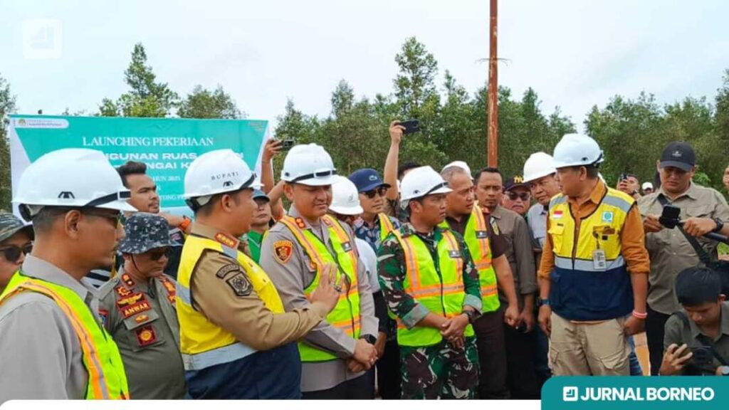 Kadis PUTR Ketapang saat berbincang bersama Bupati dan Dandim Ketapang - Agus Jb