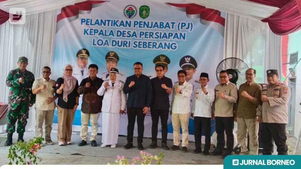 Pj. Kepala Desa Loa Duri Seberang sesuai dilantik foto bersama Bupati Kukar dr Aulia Rahman