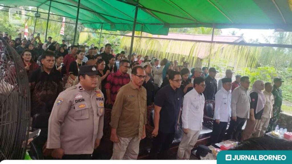 Masyarakat dan undangan penuhi halaman balai desa Loa Duri Seberang.