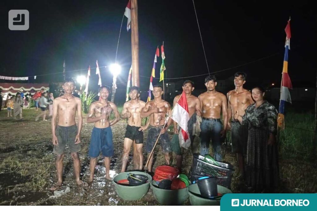 Pitung bersama rekanya menangkan lomba panjat pinang - Agus Jb