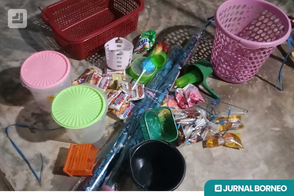 Hasil panjat pinang usai dibagi per orang dapatkan uang dan barang-barang klontong - Agus Jb