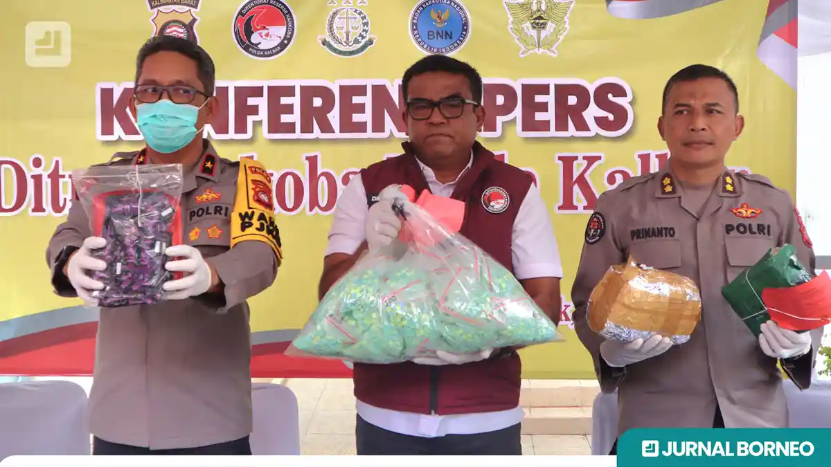 Polisi tunjukkan barang bukti saat konferensi pers di RS Anton Soedjarwo, Jalan KS Tubun, Pontianak, Kalbar, Rabu (4/2/2026). (Destriadi)