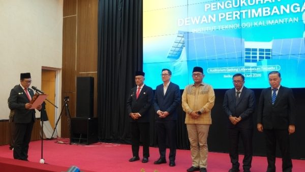 Rektor ITK Prof Agus Rubiyanto mengukuhkan pengurus inti Dewan Pertimbangan ITK yang diketuai Wagub Sano Aji.
