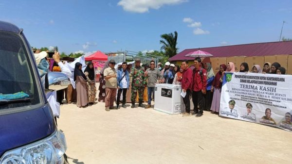 Kelompok nelayan dan pelaku usaha perikanan di Handil Terusan, Kecamatan Anggana, menerima bantuan sarana perikanan dari Dinas Kelautan dan Perikanan Kutai Kartanegara. (Istimewa)